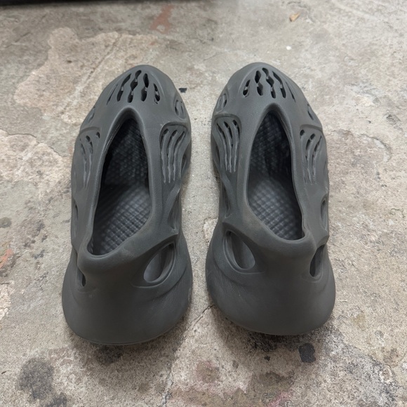 Yeezy Foam Runner ‘Carbon’ - Picture 3 of 6